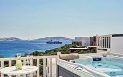 Aussicht von einer Honeymoon-Suite mit Whirlpool und Meerblick in Mykonos.