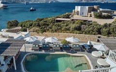 Hotelanlage mit Pool und Meerblick auf Mykonos, Griechenland.