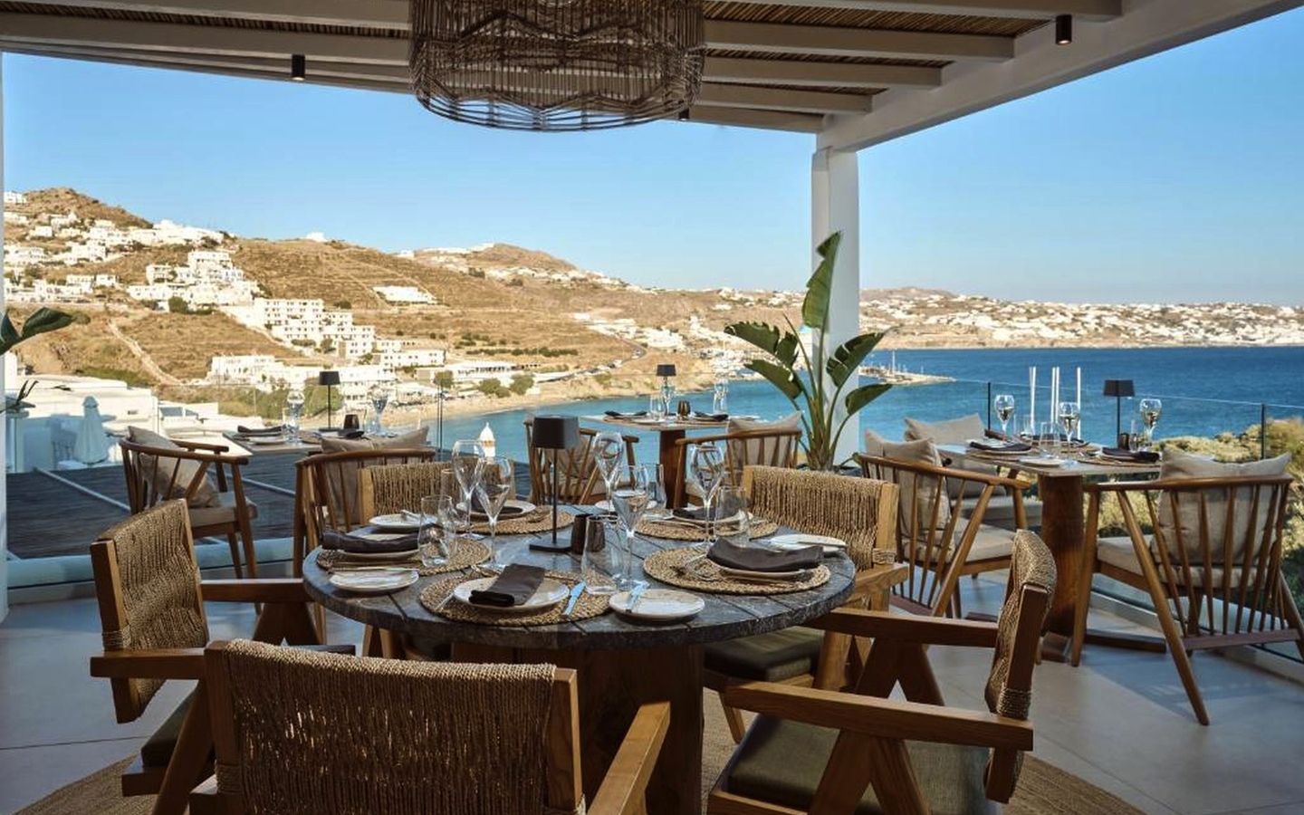 Restaurant mit Blick auf Meer und Hügel in Mykonos, Griechenland