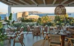 Restaurant mit Holzmöbeln und Meerblick in Mykonos.