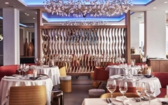 Elegantes Restaurant mit gedeckten Tischen und moderner Dekoration in Mykonos.