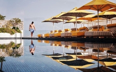 Poolbereich mit Sonnenschirmen und Liegen im Hotel auf Mykonos.