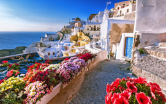 traditionelle Kykladenhäuser auf Santorini, Griechenland