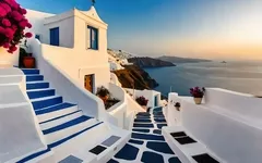 Weiße Häuser mit blauen Dächern in Oia, Santorini bei Sonnenuntergang.