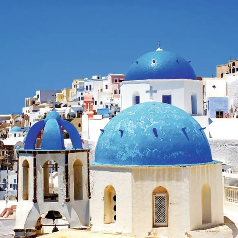 Blaue Kuppeln und weiße Gebäude in Santorini, Griechenland.