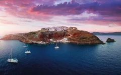 Sonnenuntergang über Santorin mit Bootstouren auf dem Meer