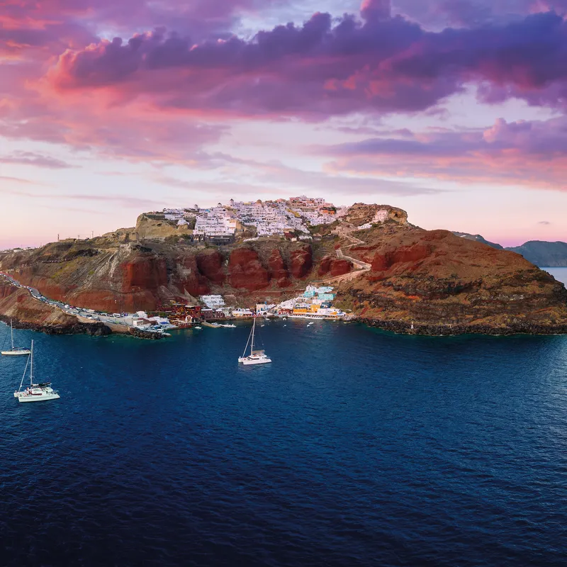 Sonnenuntergang über Santorin mit Bootstouren auf dem Meer