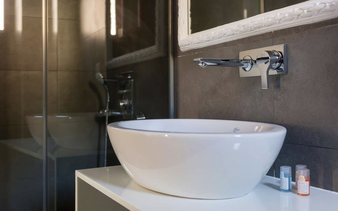Modernes Badezimmer mit Waschbecken und Spiegel in einem Hotel.