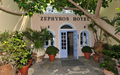 Eingang des Hotel Zephyros mit Pflanzen dekoriert, Santorin, Griechenland.