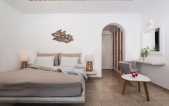 Superior-Zimmer mit Doppelbett, Schreibtisch und Dekoration in hellen Farben.