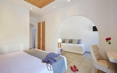 Superior-Dreibettzimmer im Hotel Hermes auf Santorin mit heller, moderner Einrichtung.