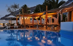 Hotel mit Pool und Terrasse bei Dämmerung auf Santorin, Griechenland.