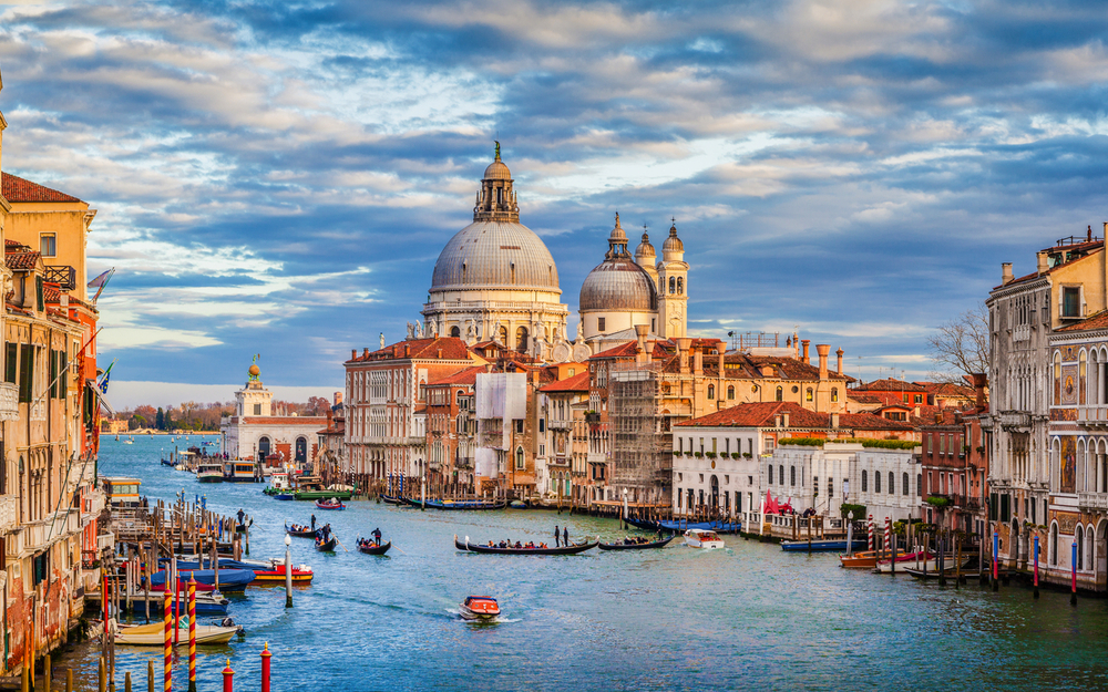 Canal Grande mit Basilica di Santa Maria della Salute bei Sonnenuntergang, Venedig