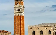 Glockenturm von San Marco und Dogenpalast in Venedig.