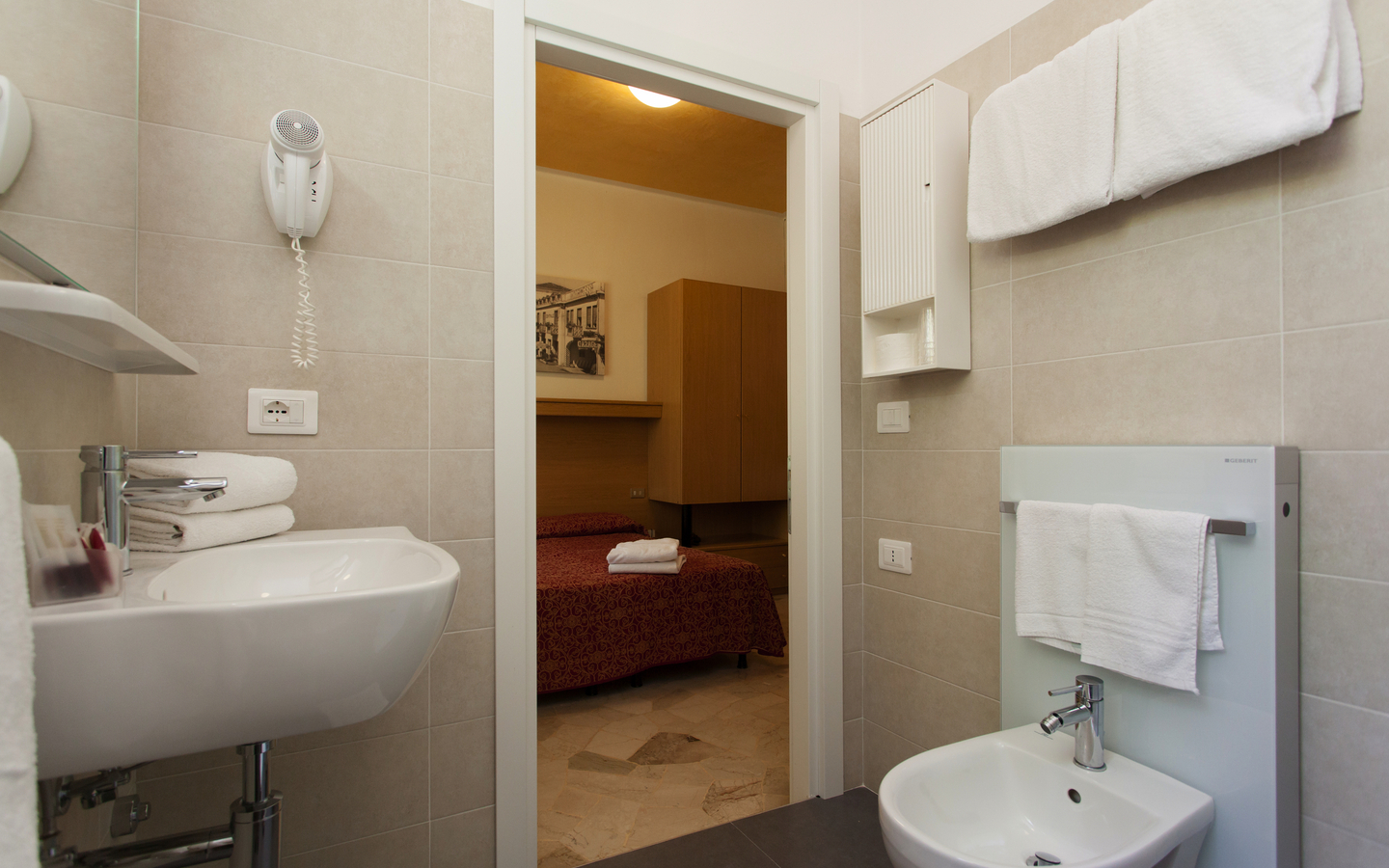 Badezimmer eines Hotels mit Waschbecken und Bidet in Venedig.