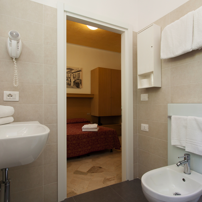 Badezimmer eines Hotels mit Waschbecken und Bidet in Venedig.
