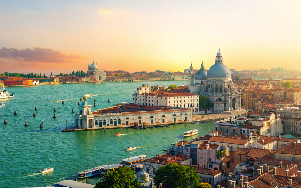 Panoramablick auf Venedig mit Kanal, Booten und historischen Gebäuden.