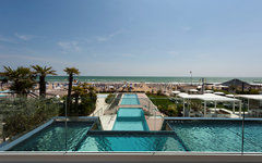 Pool mit Blick auf den Strand und das Meer im Hotel Le Soleil in Jesolo, Italien.