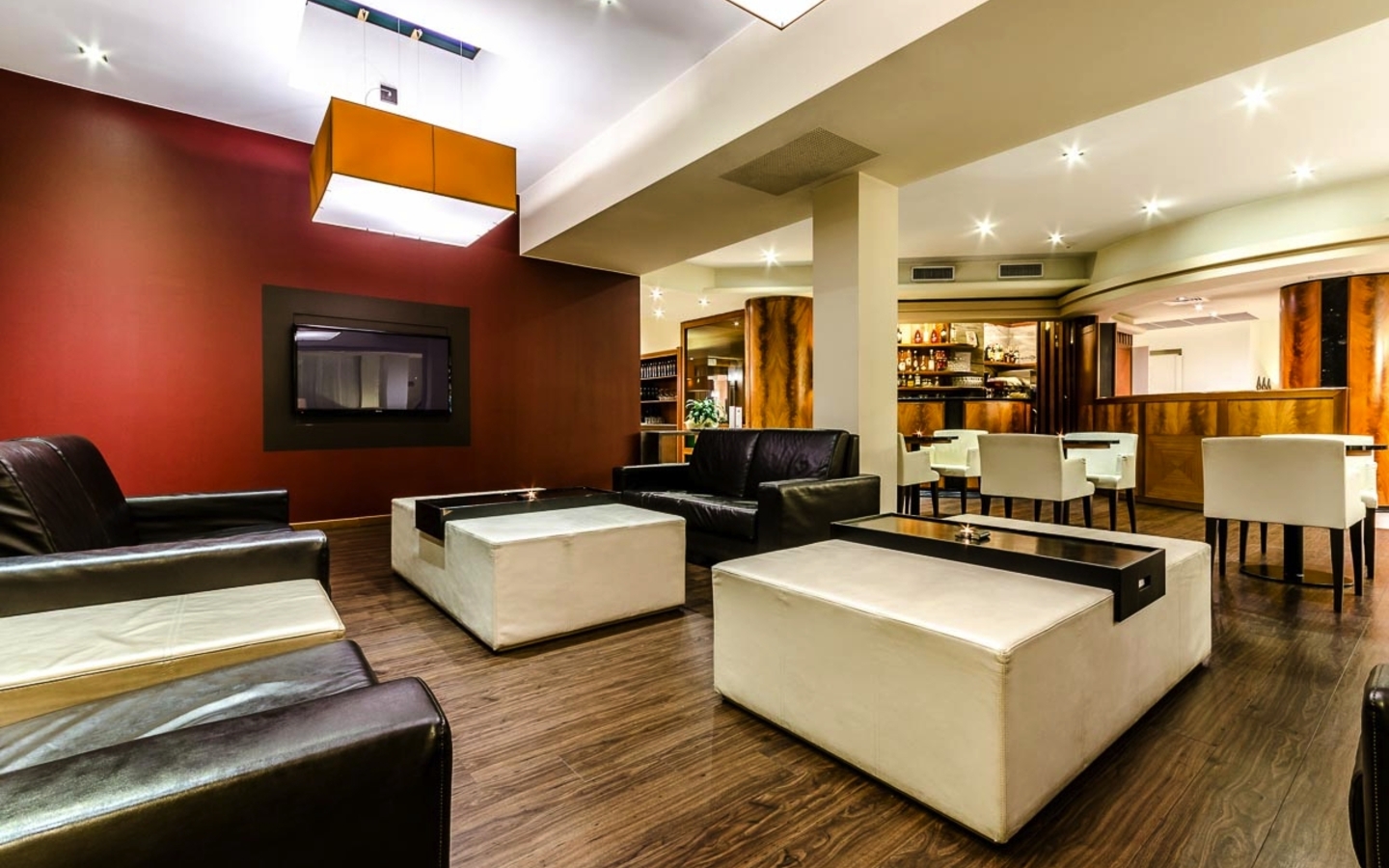 Moderne Hotelbar mit stilvollen Sitzgelegenheiten und dezenter Beleuchtung.