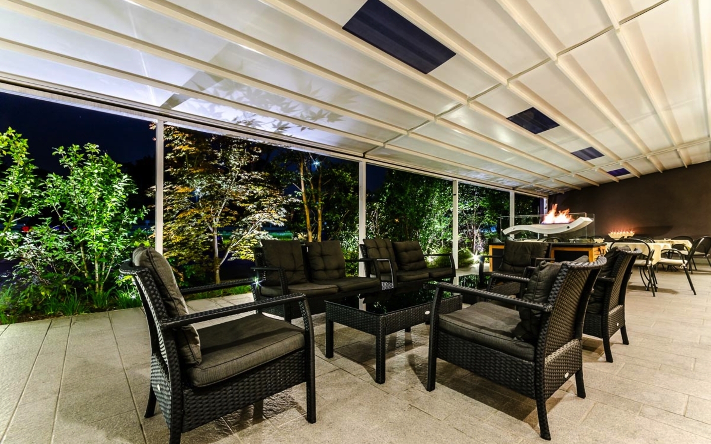 Terrasse eines Hotels in Venedig mit Sitzgruppen und moderner Überdachung.