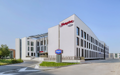 Außenansicht des Hampton by Hilton Hotels in Venedig, Italien.
