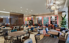 Restaurantbereich des Hampton by Hilton Venice Isola Nuova mit modernen Möbeln.