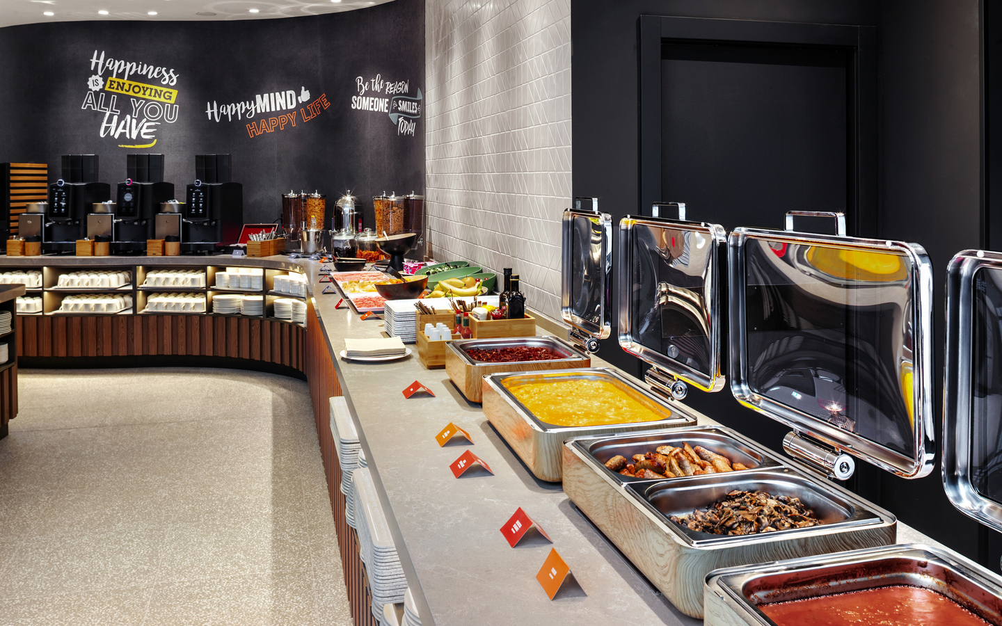 Frühstücksbuffet im Hampton by Hilton Hotel in Venedig mit warmen und kalten Speisen.