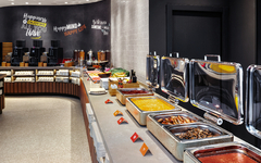 Frühstücksbuffet im Hampton by Hilton Hotel in Venedig mit warmen und kalten Speisen.