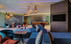 Lobby des Hampton by Hilton in Venedig mit modernen Möbeln und Beleuchtung.