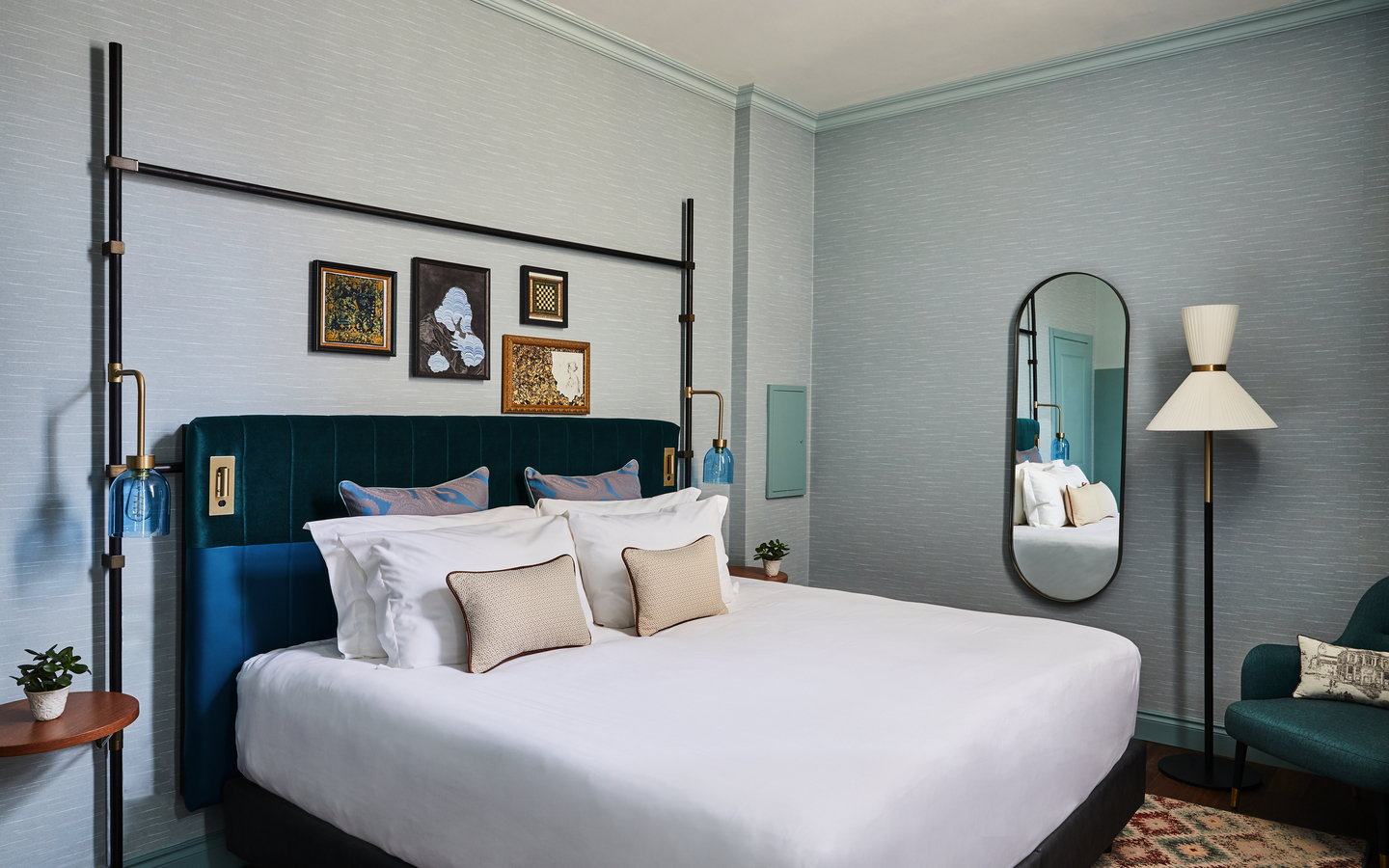 King Suite im Hotel Indigo Venedig mit elegantem Bett und stilvoller Einrichtung.