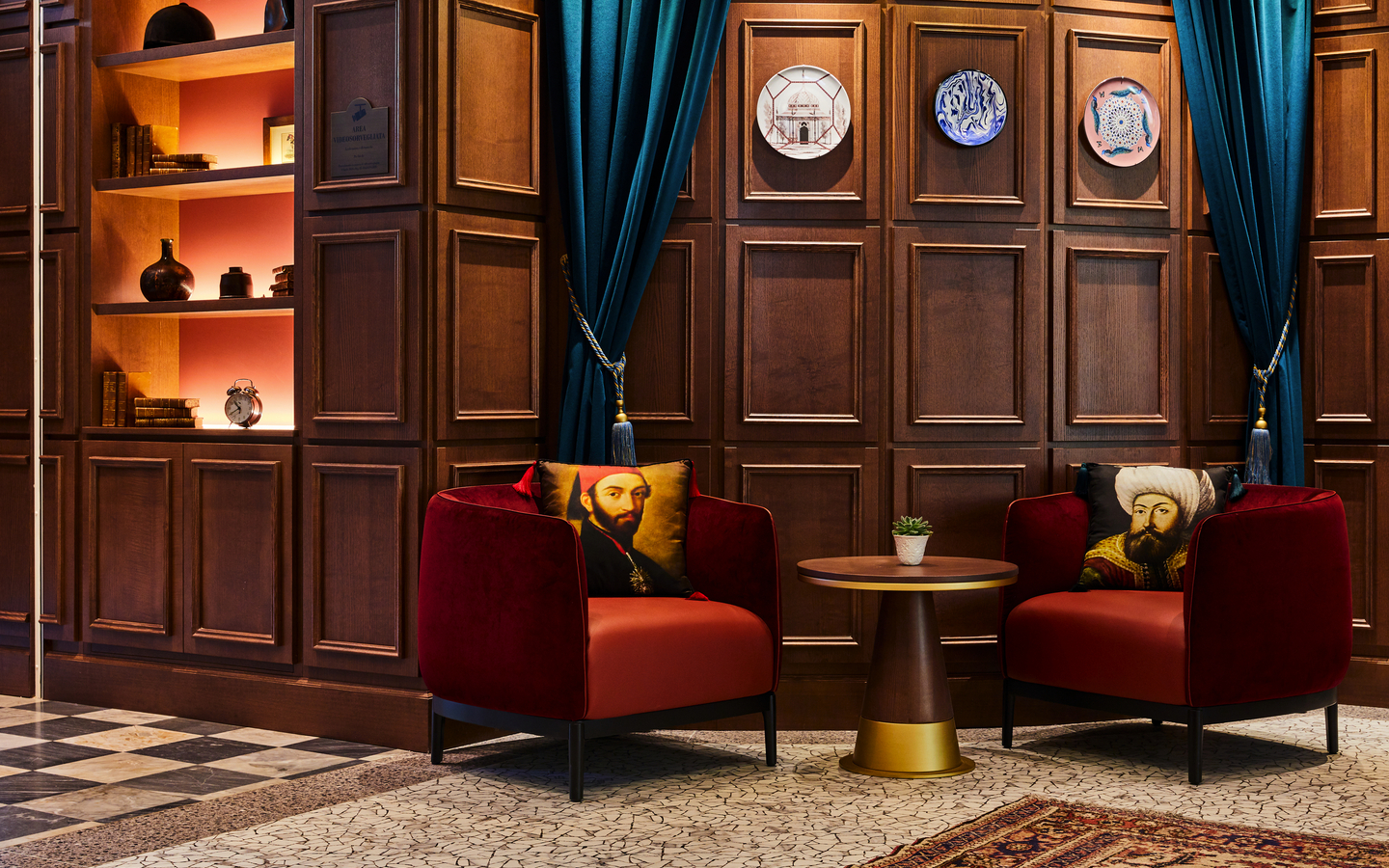 Rezeption im Hotel Indigo Venedig mit dekorativen Holzwänden und eleganten Sesseln.