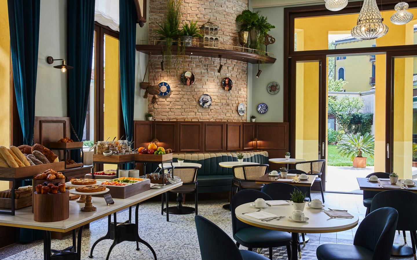 Frühstücksraum im Hotel Indigo Venice mit gedeckten Tischen und Frühstücksbuffet.