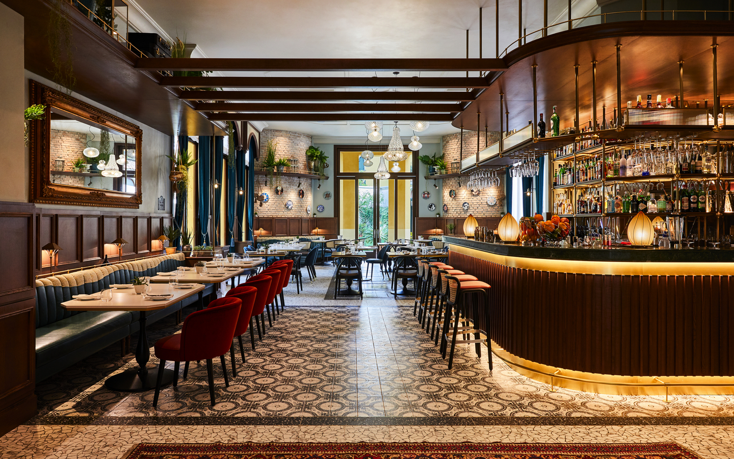 Innenraum eines stilvollen Restaurants mit Tischen und einer eleganten Bar im Hotel Indigo Venice.