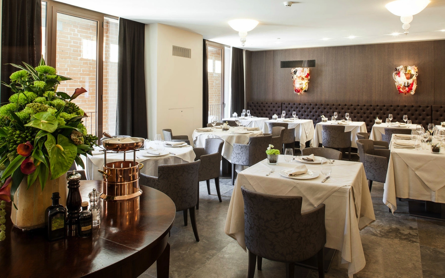 Elegantes Restaurant mit gedeckten Tischen und Blumendekoration.