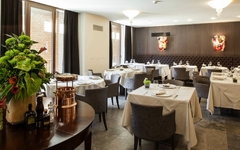 Elegantes Restaurant mit gedeckten Tischen und Blumendekoration.