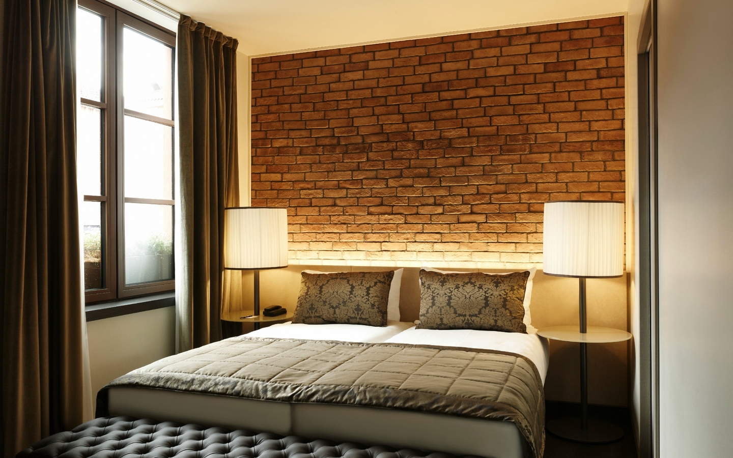 Hotelzimmer mit Doppelbett und Backsteinwand in Venedig