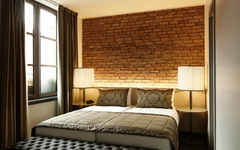 Hotelzimmer mit Doppelbett und Backsteinwand in Venedig