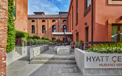 Eingang des Hyatt Centric Murano Venice Hotels in Venedig, Italien.