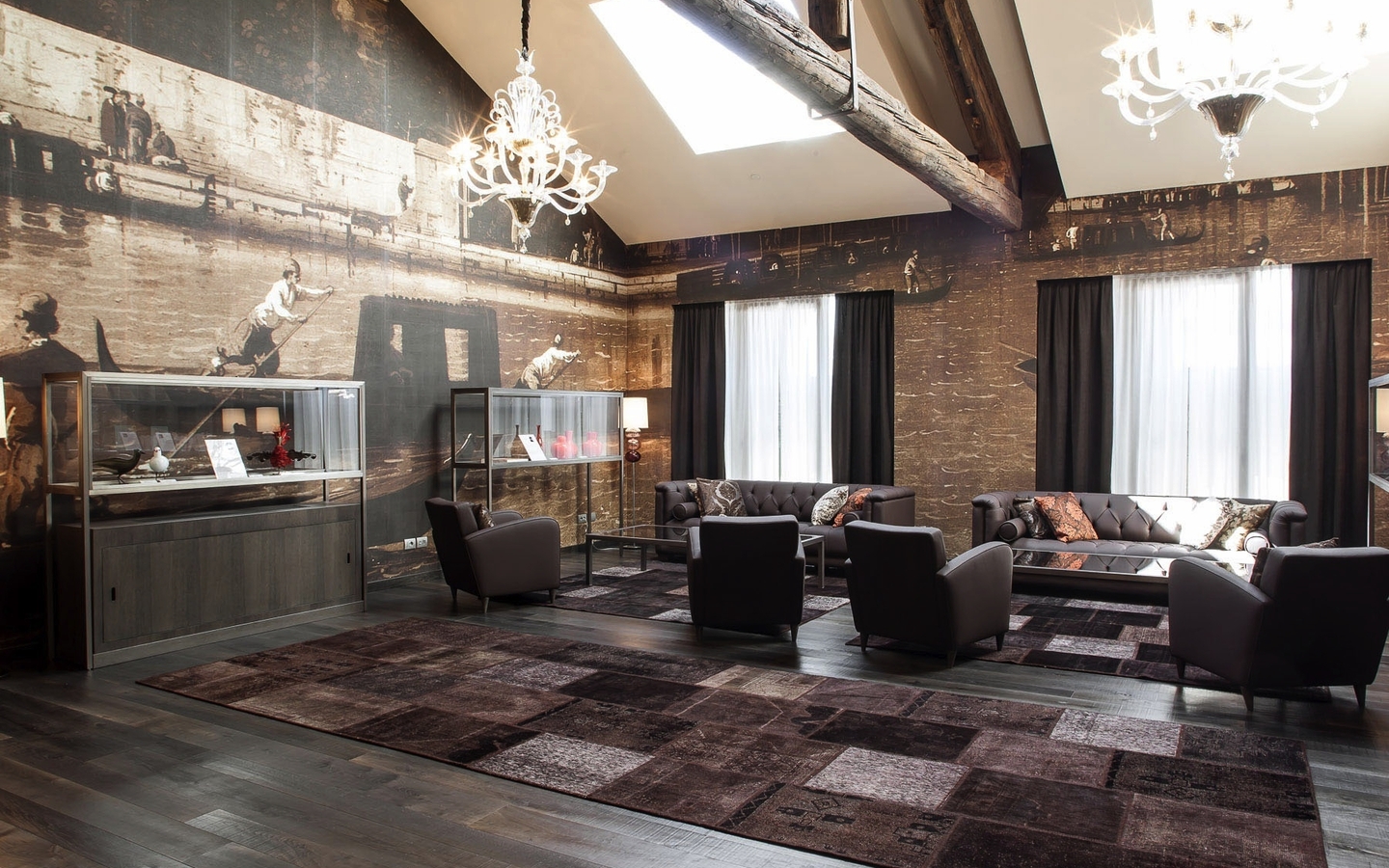 Lounge im Hyatt Centric Murano Venice mit Sesseln und Kronleuchtern