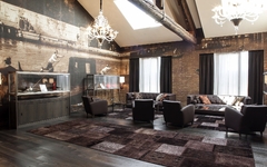 Lounge im Hyatt Centric Murano Venice mit Sesseln und Kronleuchtern