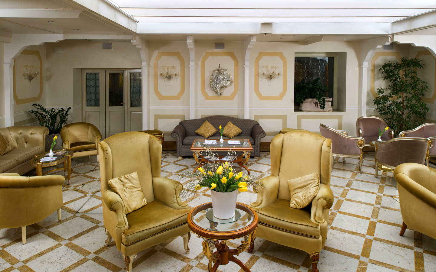 Elegante Hotel-Lounge mit Sitzgelegenheiten und stilvoller Dekoration.
