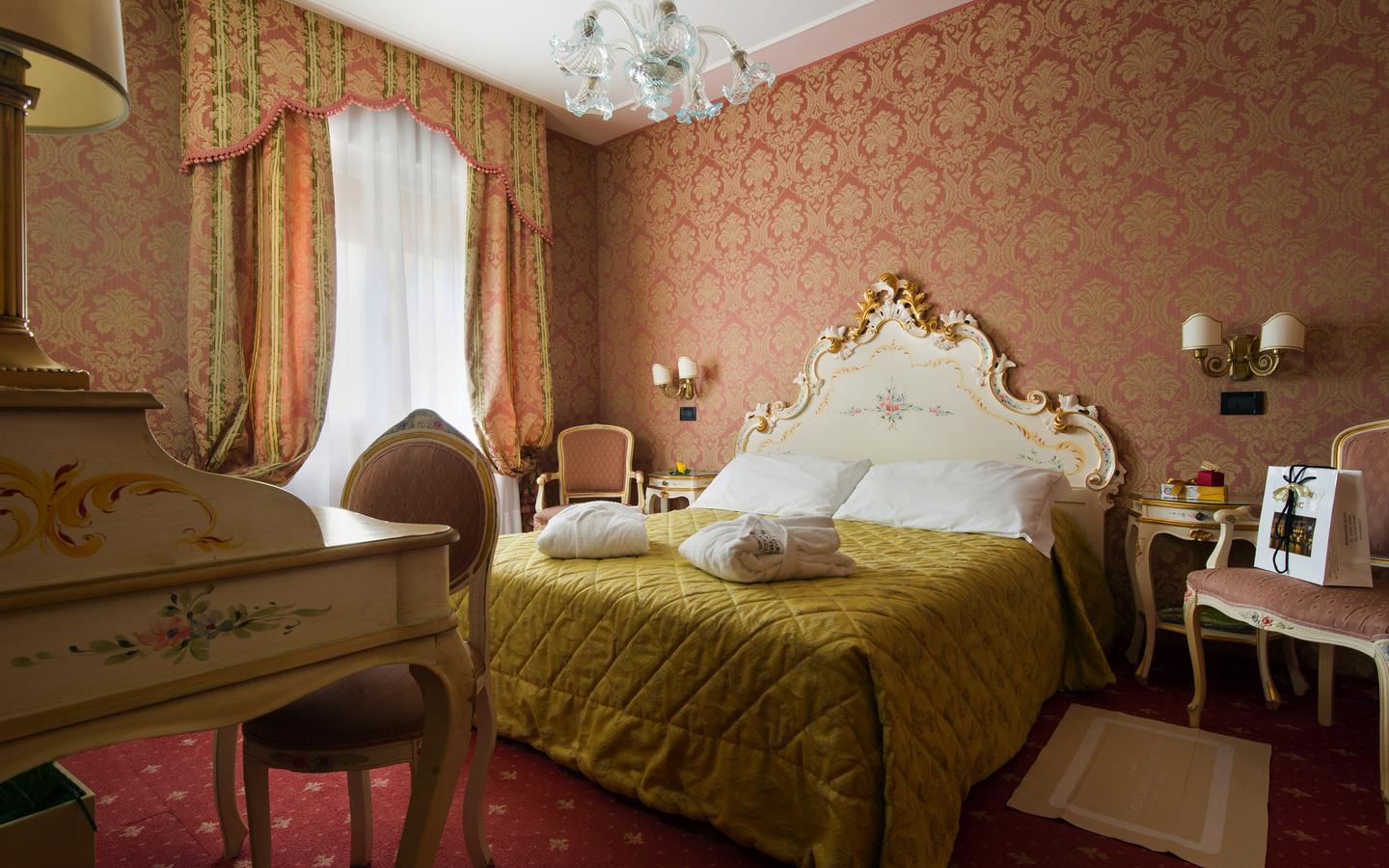 Elegantes Hotelzimmer mit Doppelbett und klassischer Einrichtung.