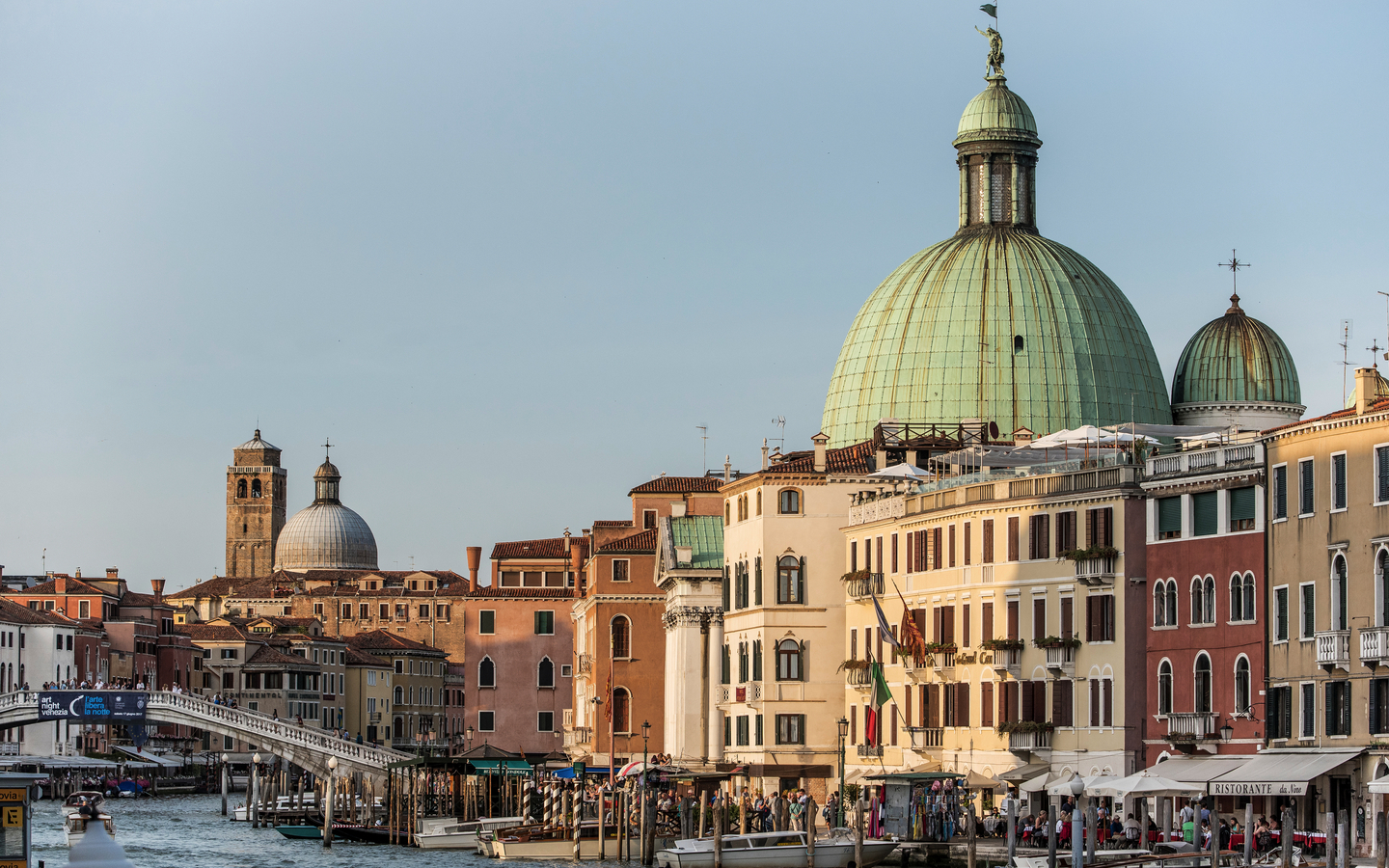 Fassade eines Hotels am Canal Grande in Venedig mit Blick auf die Kirche San Simeone Piccolo