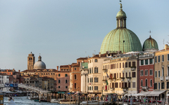 Fassade eines Hotels am Canal Grande in Venedig mit Blick auf die Kirche San Simeone Piccolo