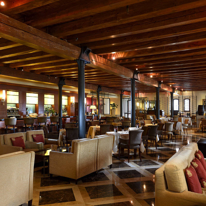Geräumige Lobby-Bar mit Holzbalkendecke, gemütlichen Sitzbereichen und stilvoller Einrichtung.