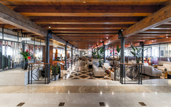 Moderne Lobby im Hilton Molino Stucky in Venedig mit eleganten Sitzbereichen.