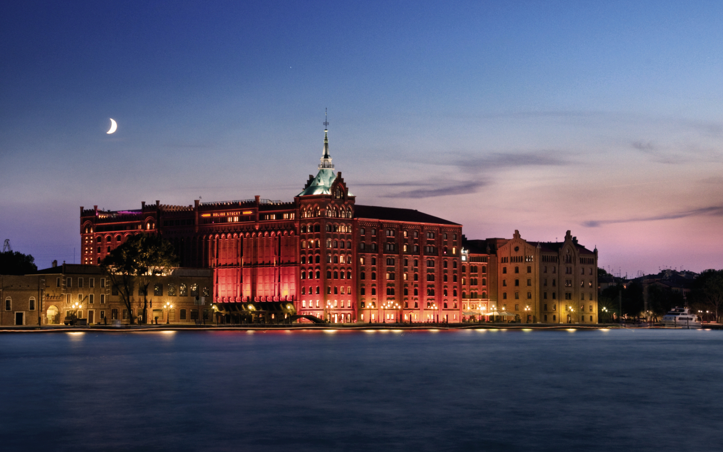 Hilton Molino Stucky bei Dämmerung mit beleuchteter Fassade in Venedig
