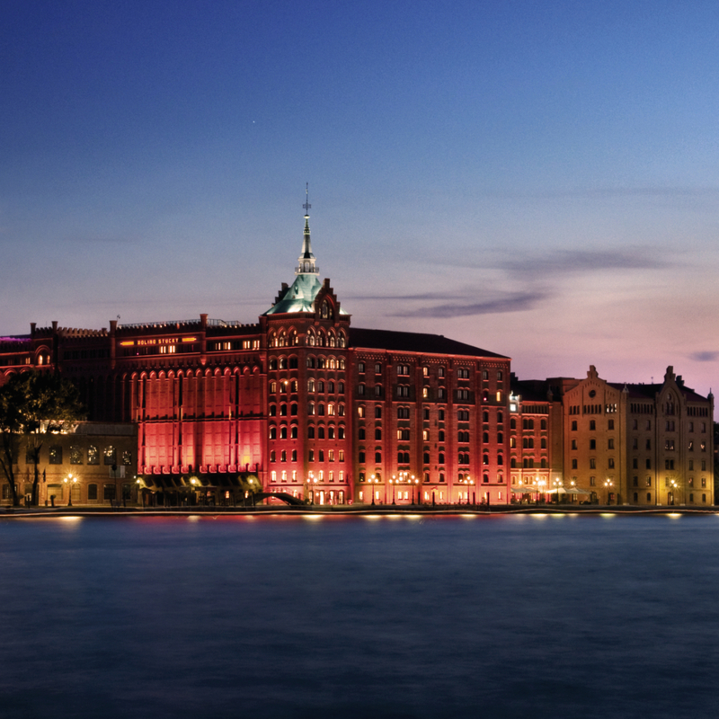 Hilton Molino Stucky bei Dämmerung mit beleuchteter Fassade in Venedig