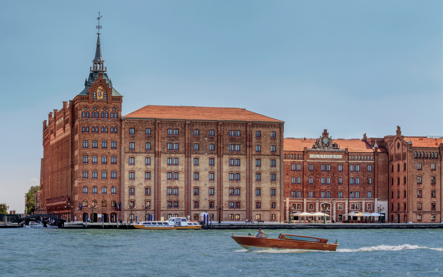 Backstein-Gebäude des Hilton Molino Stucky Hotels am Wasser in Venedig.