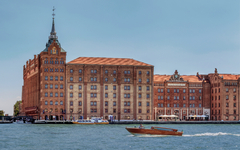 Backstein-Gebäude des Hilton Molino Stucky Hotels am Wasser in Venedig.